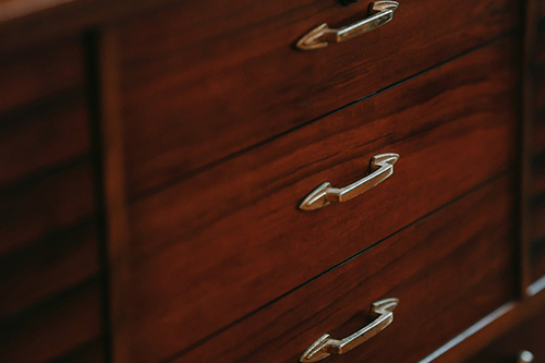 How to use cabinet hardware decorate your cabinets?