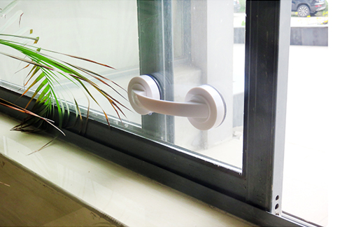 What are the precautions of glass door handles installation?